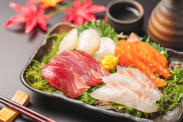 NIKMATI SEGARNYA MAKANAN SASHIMI YANG MENGGODA LIDAH